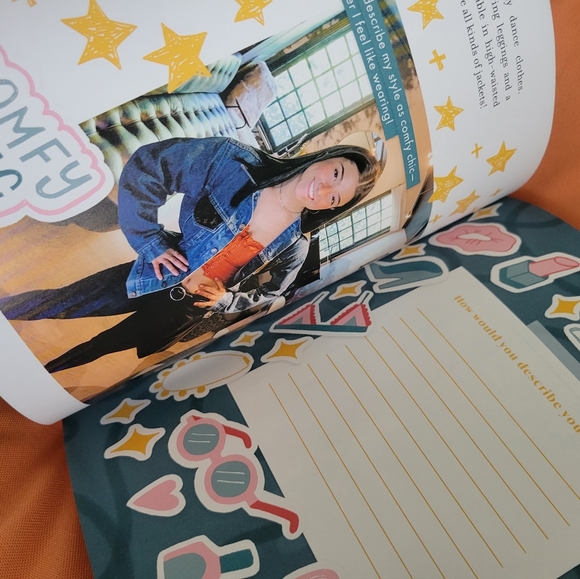 Charli D'amelio -Essentially Charli - Picture 6 of 7